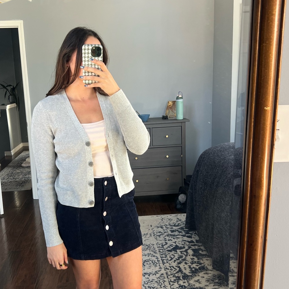 Button-Up V-Neck - Picture 5 of 8